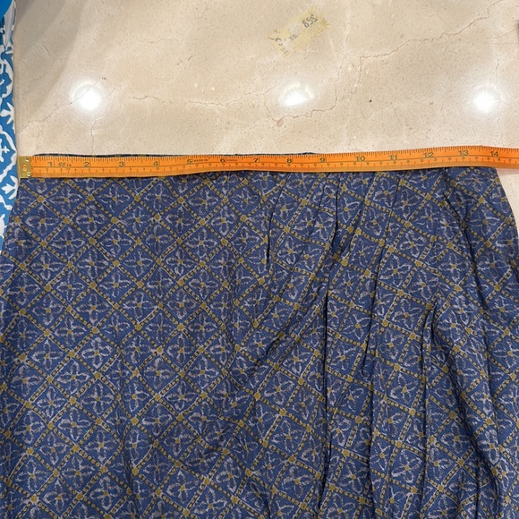 GAP skirt size 6 EUC - lightweight and slight draping in front - Picture 8 of 9